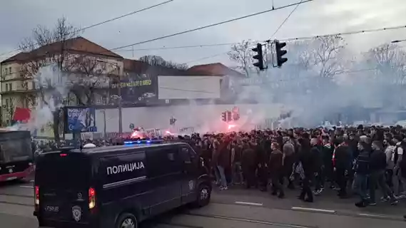 Korteo navijača Crvene zvezde pred meč sa Voždovcem