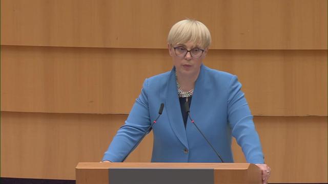 Stoječe ovacije za Natašo Pirc Musar v Bruslju: "Gledamo genocid in smo tiho"